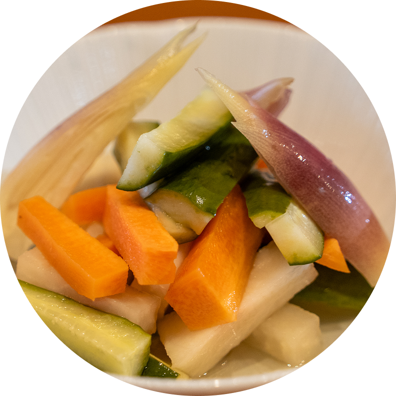 大葉と薬味を添えて盛り付けた鶏刺し