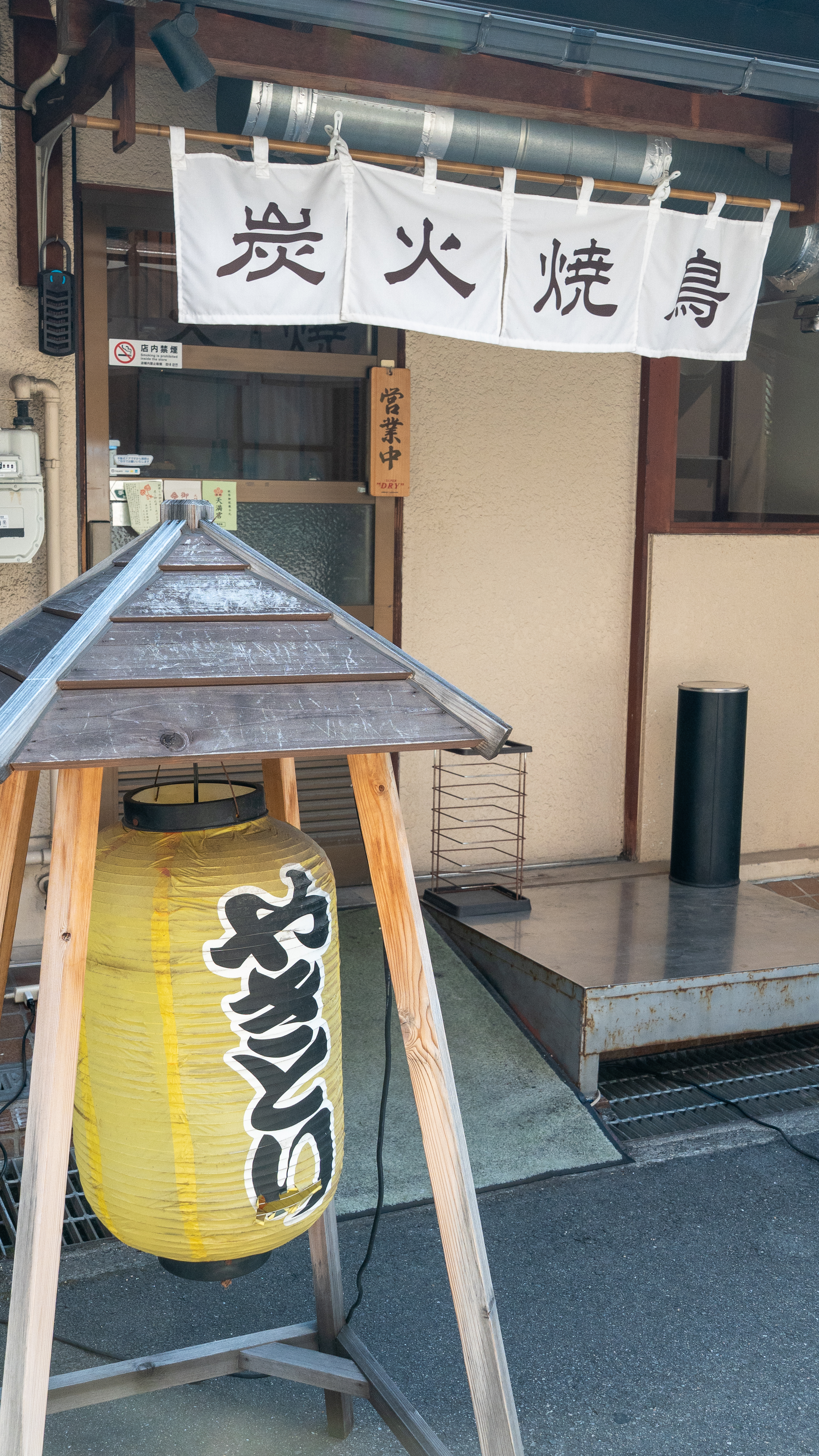 落ち着いた雰囲気のカウンター席（クリックで拡大）
