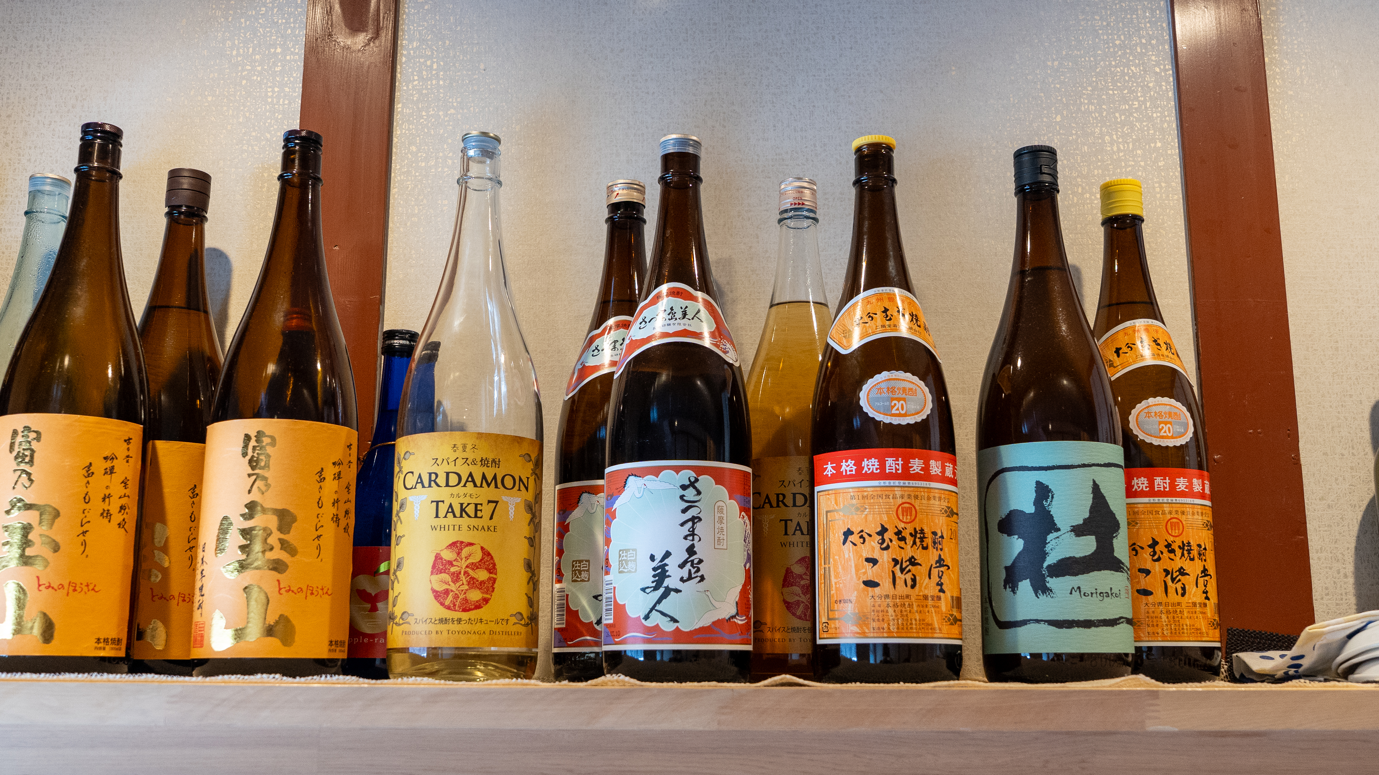 徳利からお猪口に注がれる日本酒（クリックで拡大）